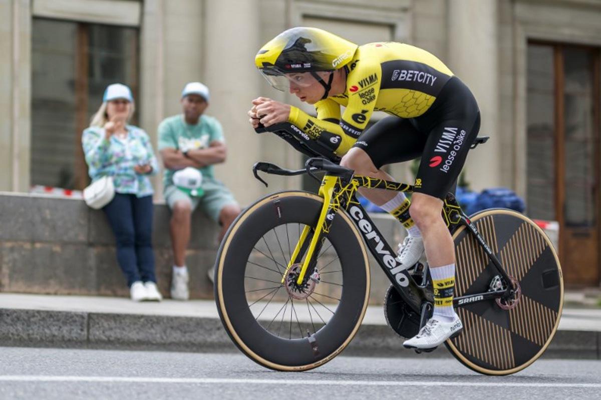 Great Britain's Matthew Brennan rides during the fifth stage of the Tour of Romandie UCI cycling World tour, 17.1 km loop from the start to the finish in Geneva on May 4, 2025. Fabrice COFFRINI / AFP