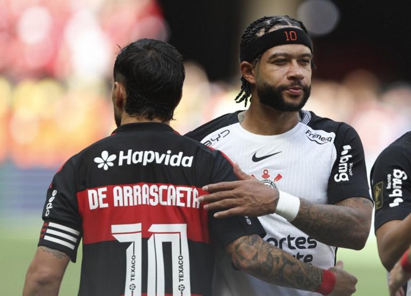 Flamengo's Uruguayan midfielder #10 Giorgian de Arrascaeta greets Corinthians' Dutch forward #10 Memphis Depay before the start of the Supercopa do Brasil 2026 final football match between Flamengo and Corinthians at the Arena BRB Mane Garrincha stadium in Brasilia on February 1, 2026. Sergio Lima / AFP