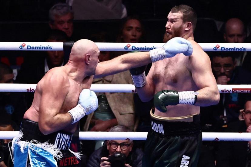 Britain's Tyson Fury (L) throws a jab against Russia's Arslanbek Makhmudov (R) during their heavyweight 'Clash of the Giants' contest at the Tottenham Hotspur stadium in London on April 11, 2026. Henry NICHOLLS / AFP