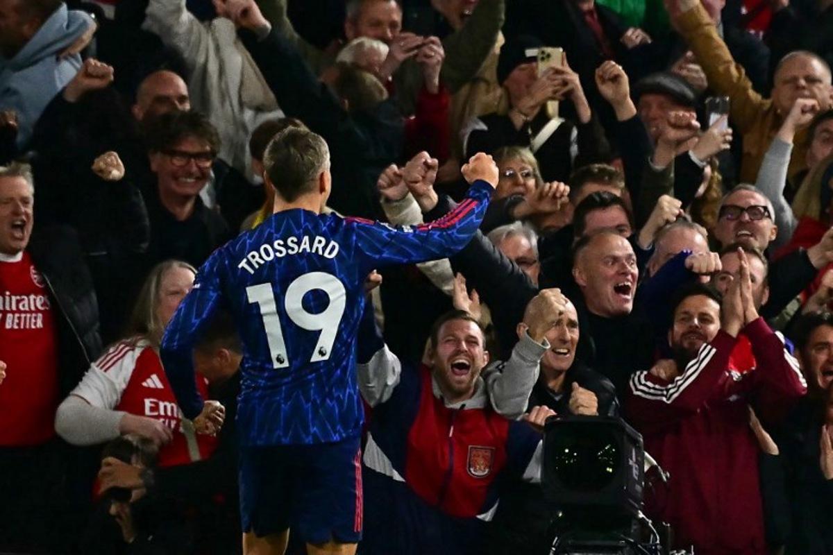 Arsenal's Belgian midfielder #19 Leandro Trossard celebrates after scoring the opening goal during the English Premier League football match between Fulham and Arsenal at Craven Cottage in London on October 18, 2025. Ben STANSALL / AFP