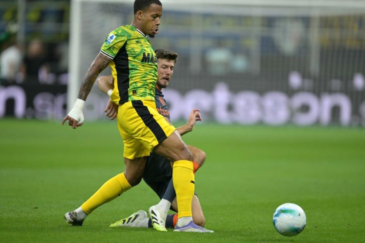 Inter Milan's Croatian midfielder #8 Petar Sucic fights for the ball with Sassuolo's Belgian midfielder #40 Aster Vranckx during the Italian Serie A football match between Inter Milan and Sassuolo at San Siro stadium in Milan, on September 21, 2025. Stefano RELLANDINI / AFP