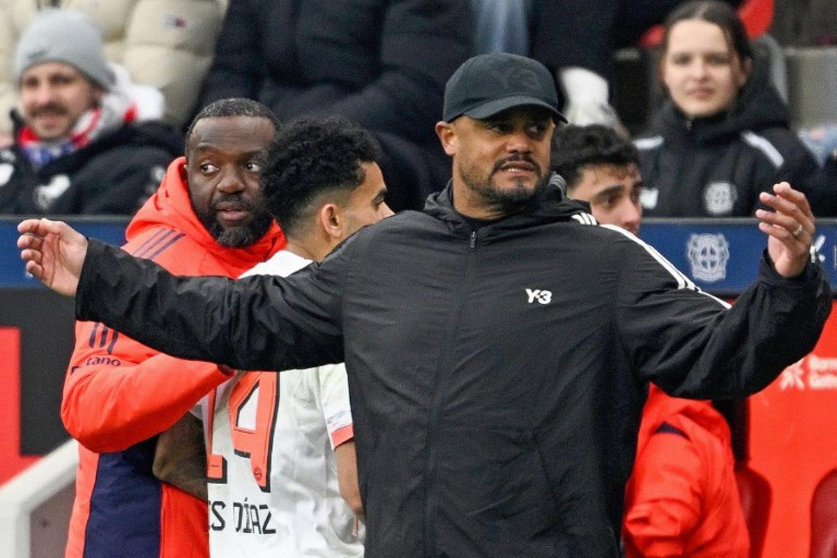 Bayern Munich's Belgian head coach Vincent Kompany (R) reacts after Bayern Munich's Colombian forward #14 Luis Diaz (C) was sent off by the referee during the German first division Bundesliga football match between Bayer 04 Leverkusen and FC Bayern Munich in Leverkusen, western Germany on March 14, 2026. INA FASSBENDER / AFP