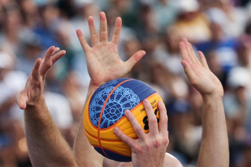 Poland's #15 Adrian Bogucki (front) tries to shot as Netherlands' #44 Arvin Slagter (back) blocks in the men's pool round 3x3 basketball game between Poland and the Netherlands during the Paris 2024 Olympic Games at La Concorde in Paris on August 2, 2024. David GRAY / AFP