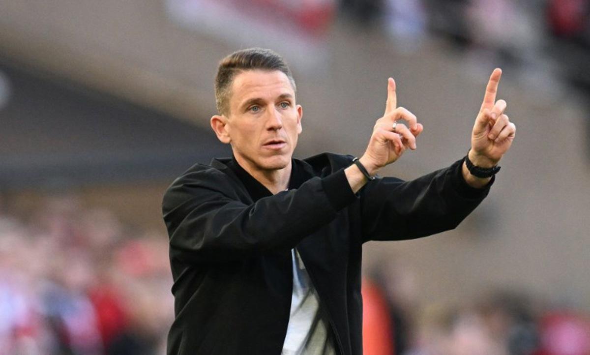 Wolfsburg's head coach Daniel Bauer gestures during the German first division Bundesliga football match between VfB Stuttgart and VfL Wolfsburg in Stuttgart, southern Germany, on March 1, 2026. THOMAS KIENZLE / AFP