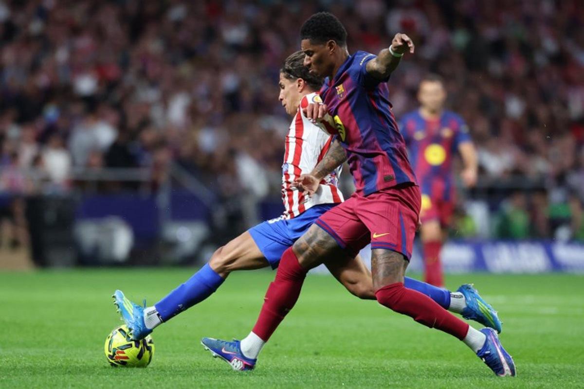 Atletico Madrid's Argentine forward #20 Giuliano Simeone (L) and Barcelona's English forward #14 Marcus Rashford fight for the ball during the Spanish league football match between Club Atletico de Madrid and FC Barcelona at Metropolitano Stadium in Madrid on April 4, 2026. Pierre-Philippe MARCOU / AFP