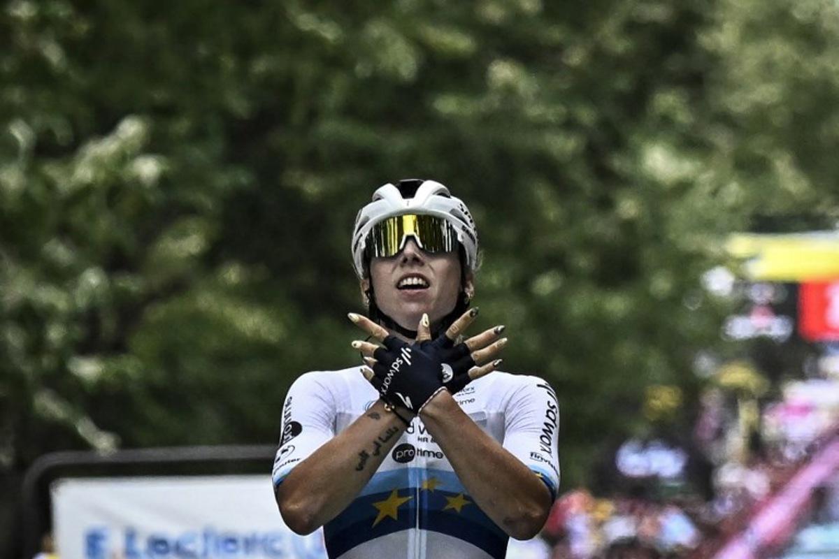 Team SD Worx - Protime's Dutch rider Lorena Wiebes celebrates as she crosses the finish line to win the 3rd stage (out of 9) of the fourth edition of the Women's Tour de France cycling race, 163.5 km from La Gacilly to Angers, in Angers, western France on July 28, 2025. JULIEN DE ROSA / AFP