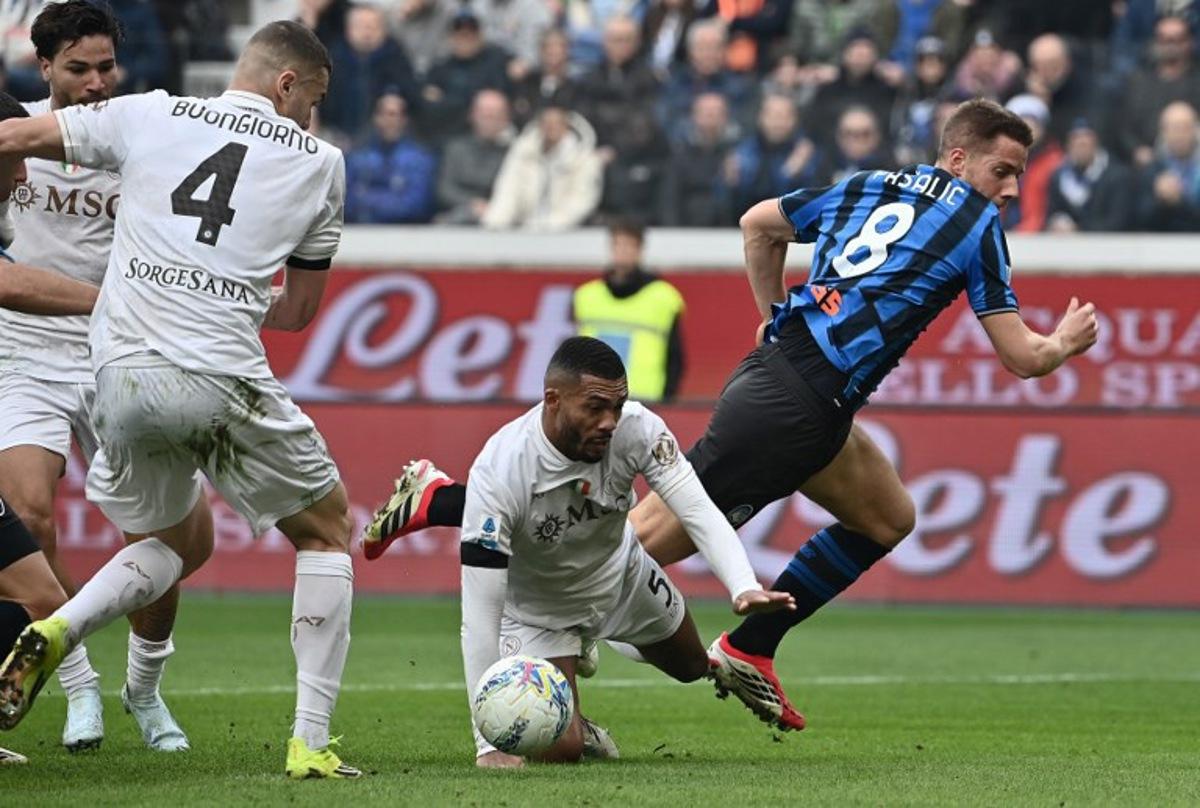 Atalanta's Croatian midfielder #8 Mario Pasalic (R) fights for the ball with Napoli's Brazilian defender #5 Juan Jesus (C) during the Italian Serie A football match between Atalanta and Napoli at New Balance Arena in Bergamo on February 22, 2026. Isabella BONOTTO / AFP