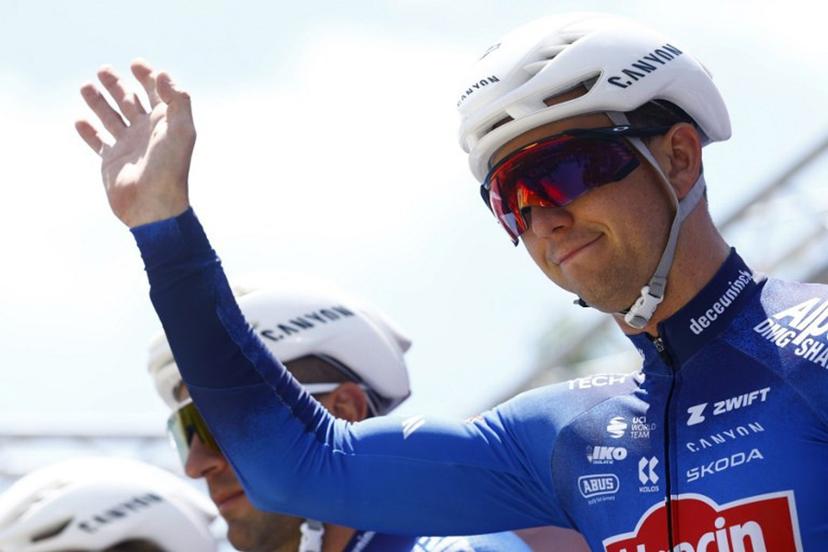 Alpecin - Premier Tech Australian rider Kaden Groves waves during the presentation of the teams prior the 4th stage of the Giro d'Italia 2026 - Tour of Italy cycling race between Catanzaro and Cosenza, Italy, on May 12, 2026. Luca Bettini / AFP