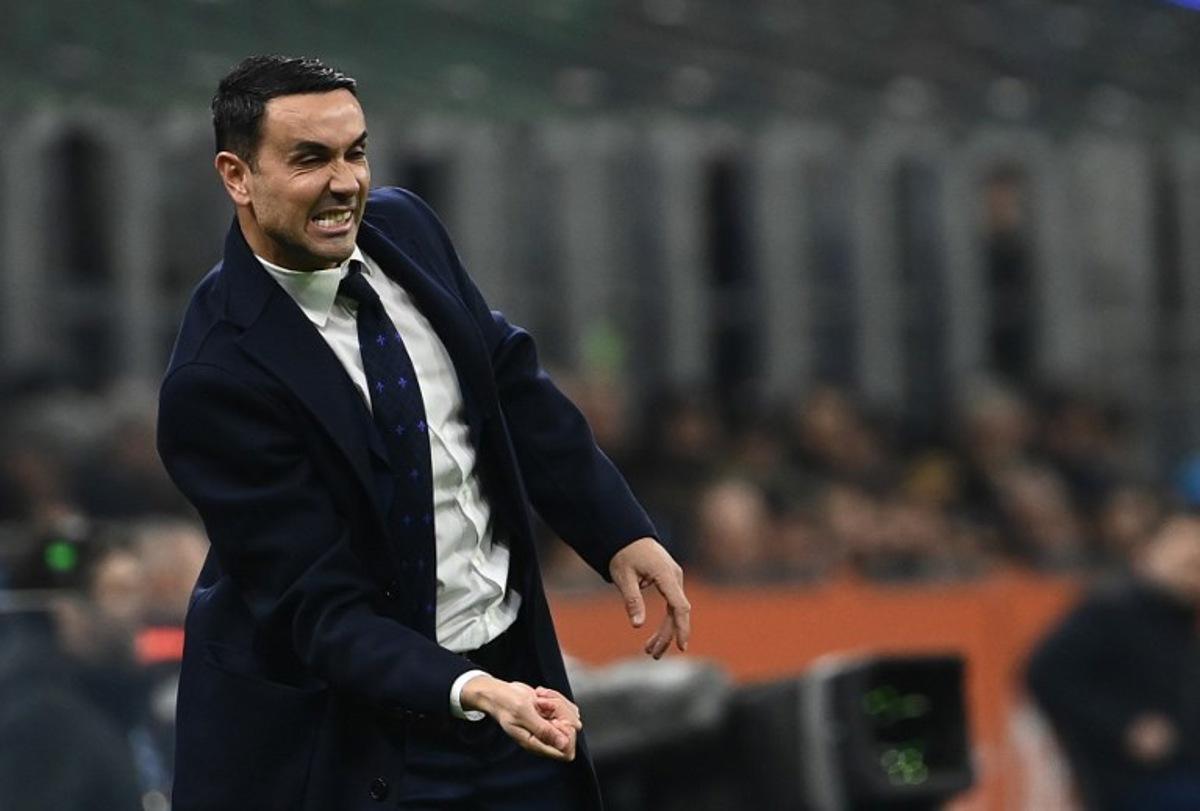 Fiorentina's Italian coach Raffaele Palladino gestures during the Italian Serie A football match between Inter Milan and Fiorentina at the San Siro Stadium in Milan on February 10, 2025. Isabella BONOTTO / AFP