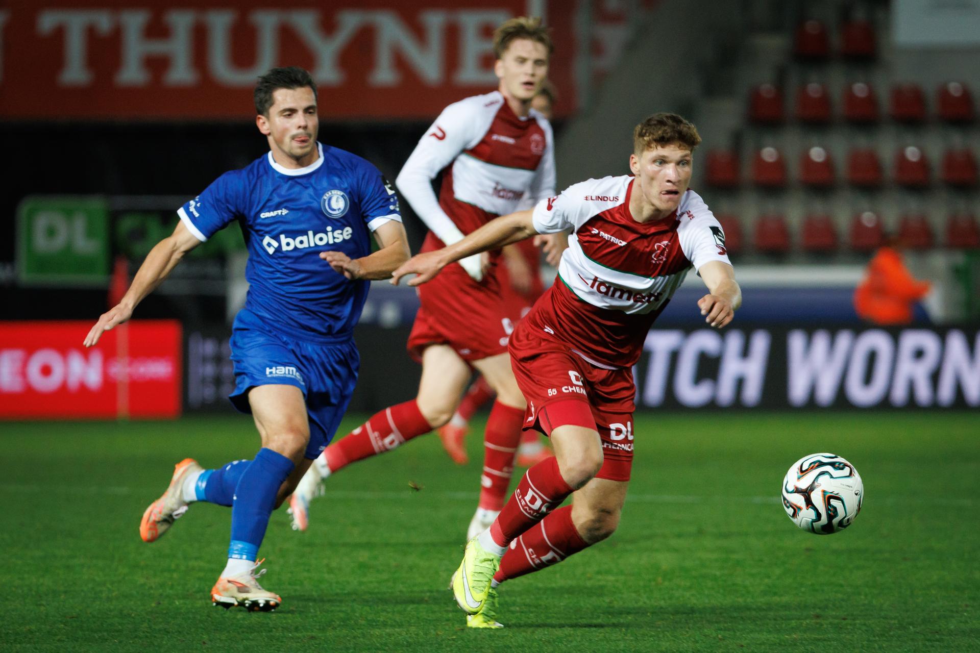 Gent's Dante Vanzeir and Essevee's Yannick Cappelle fight for the ball during a soccer match between SV Zulte Waregem and KAA Gent, Sunday 19 October 2025 in Waregem, on day 10 of the 2025-2026 'Jupiler Pro League' first division of the Belgian championship. BELGA PHOTO KURT DESPLENTER