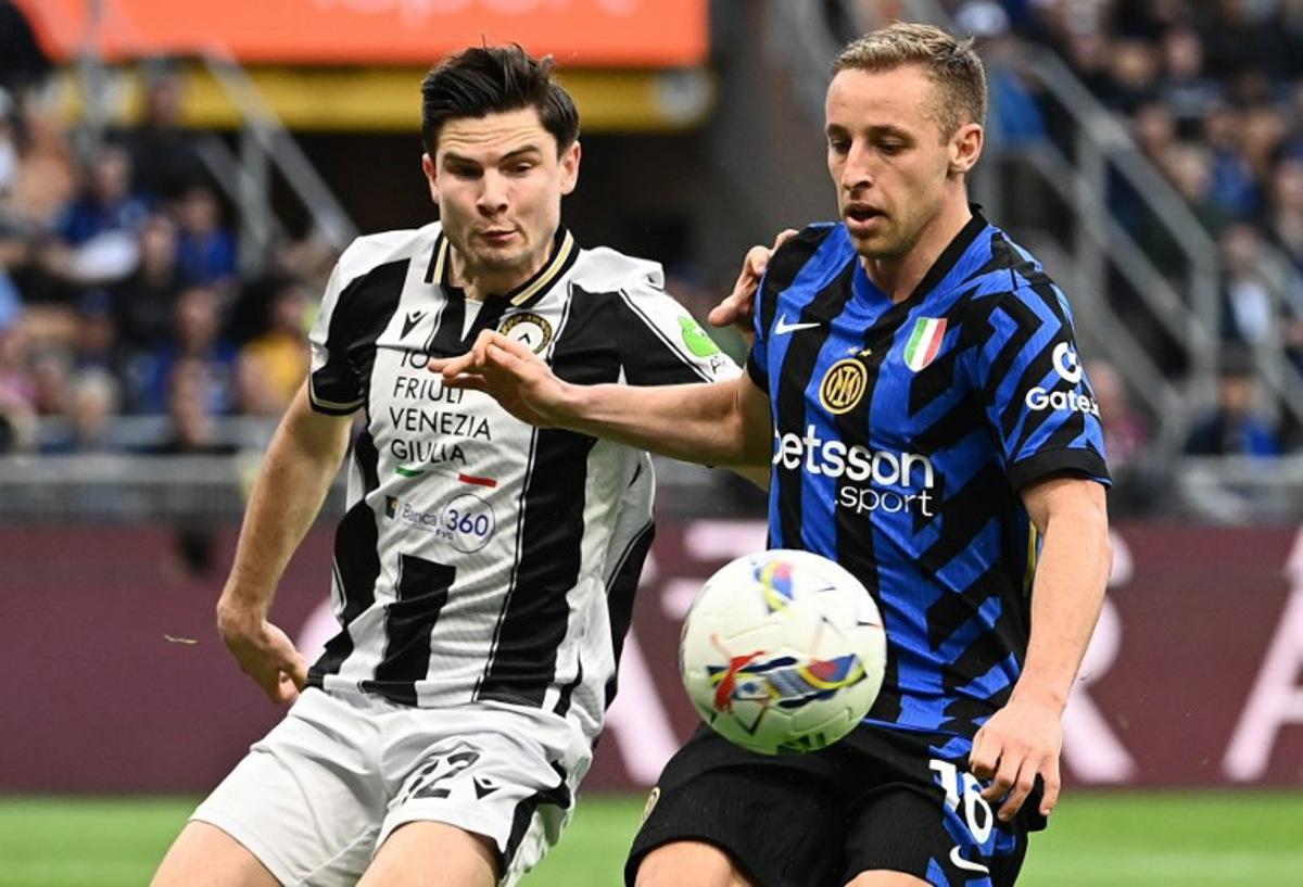 Udinese's Dutch midfielder #32 Jurgen Ekkelenkamp (L) fights for the ball with Inter Milan's Italian midfielder #16 Davide Frattesi during the Italian Serie A football match between Inter Milan and Udinese at the San Siro stadium in Milan on March 30, 2025. Isabella BONOTTO / AFP