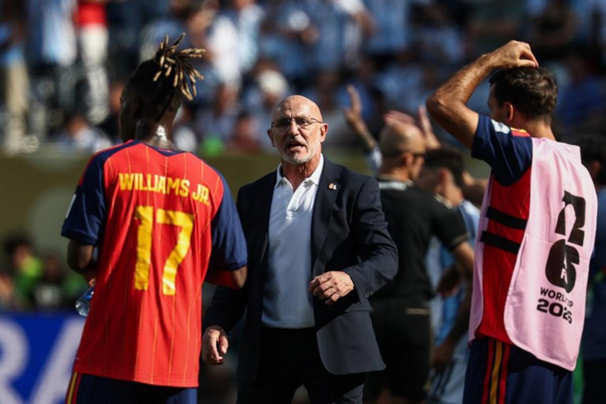 Spain's head coach Luis de la Fuente speaks to forward #17 Nico Williams during the 2026 World Cup football tournament final match between Spain and Argentina at the New York/New Jersey Stadium in East Rutherford on July 19, 2026. FRANCK FIFE / AFP