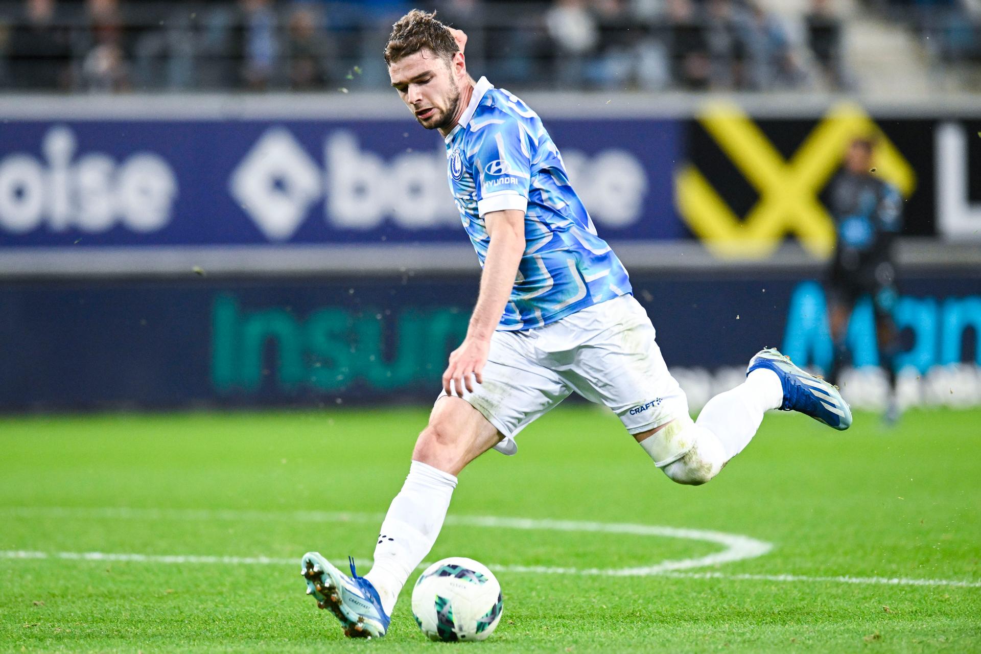 Gent's Hugo Cuypers pictured in action during a soccer match between KAA Gent and OH Leuven, Thursday 21 December 2023 in Gent, on day 19 of the 2023-2024 season of the 'Jupiler Pro League' first division of the Belgian championship. BELGA PHOTO TOM GOYVAERTS