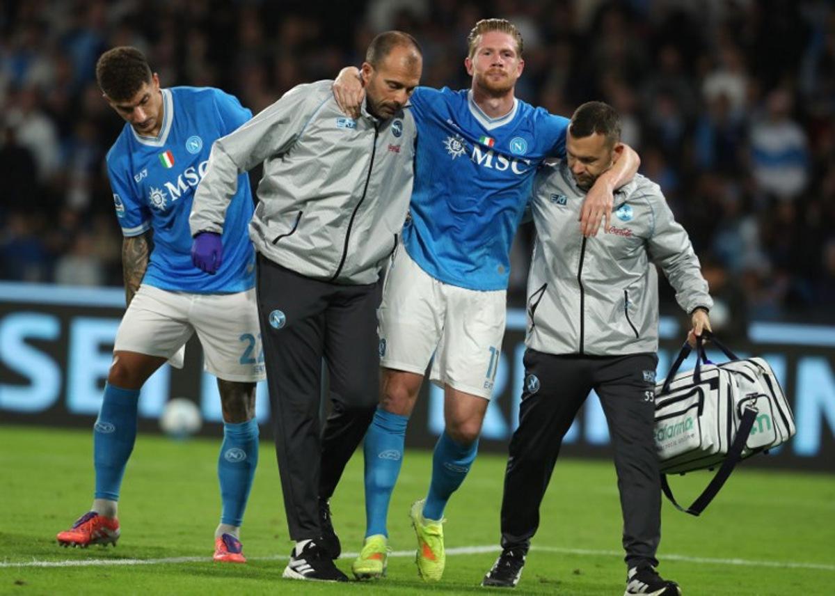Napoli's Belgian midfielder #11 Kevin De Bruyne leaves the pitch after an injury on a penalty kick during the Italian Serie A football match between Napoli and Inter Milan at the Diego Armando Maradona stadium in Naples on October 25, 2025. Carlo Hermann / AFP