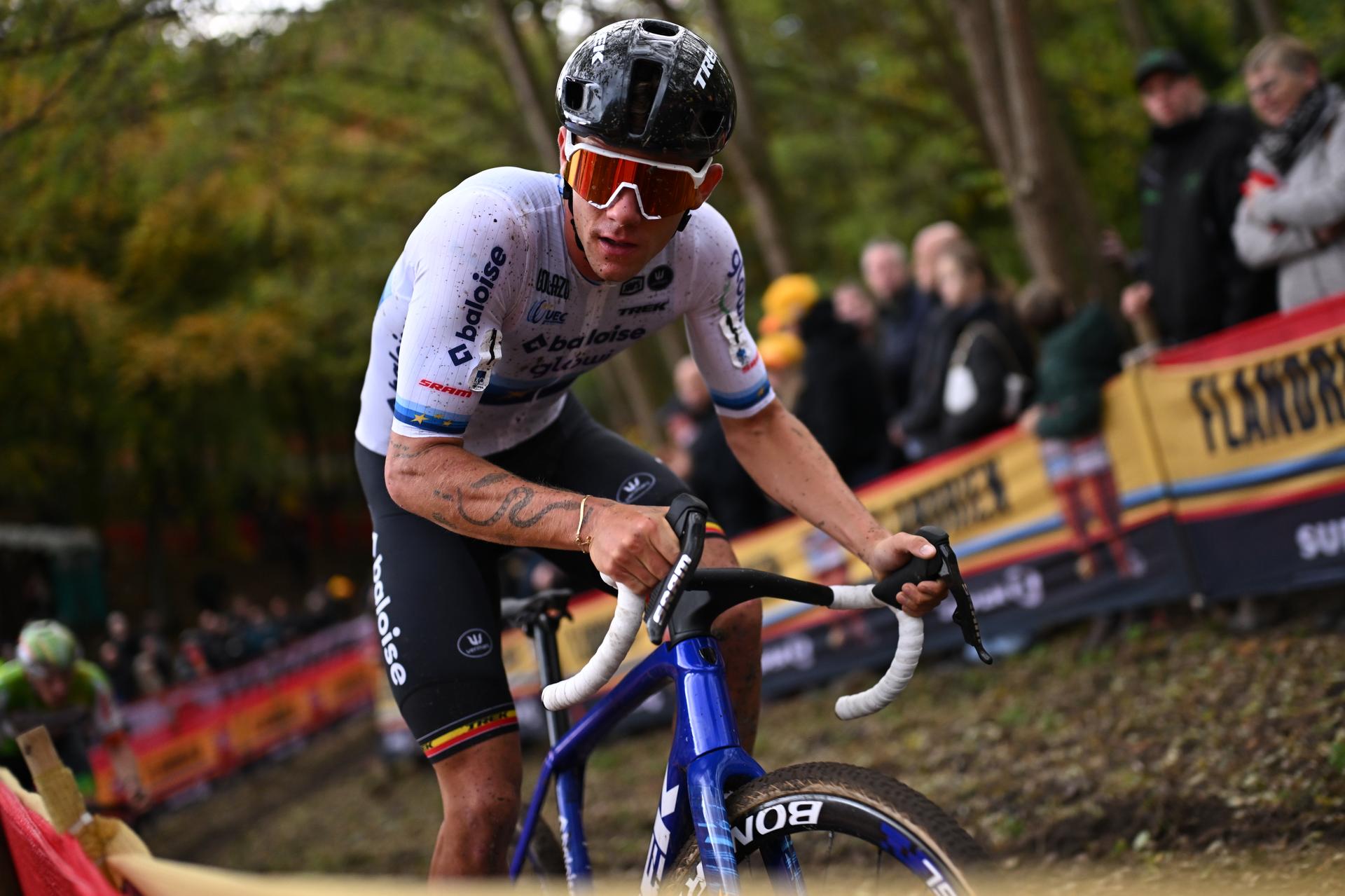 Belgian Thibau Nys pictured in action during the elite men race of the "Rapencross" cyclocross in Lokeren, the second race (out of 8) of the X2O Badkamers Trophy, Sunday 02 November 2025. BELGA PHOTO DAVID PINTENS