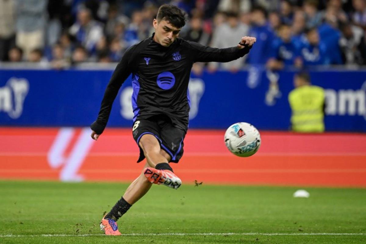 Barcelona's Spanish midfielder #08 Pedri kicks the ball during the warm up before the Spanish league football match between Real Oviedo and FC Barcelona at the Carlos Tartiere stadium in Oviedo on September 25, 2025. Miguel RIOPA / AFP
