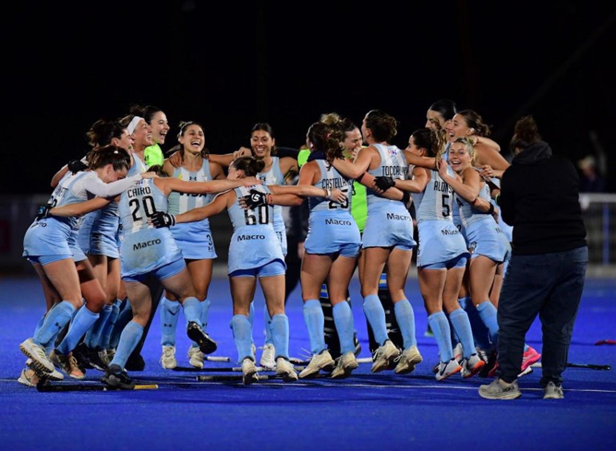 Argentina players celebrate after winning the Pan American Cup women's field hockey final between Argentina and the United States at Cancha Celeste in Montevideo on August 3, 2025. Dante FERNANDEZ / AFP