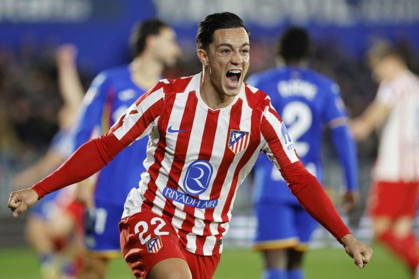 Atletico Madrid's Italian forward #22 Giacomo Raspadori celebrates Getafe's Portuguese defender #22 Domingos Duarte's own goal during the Spanish league football match between Getafe CF and Club Atletico de Madrid at Coliseum Alfonso Perez Stadium in Getafe on November 23, 2025. Oscar DEL POZO / AFP
