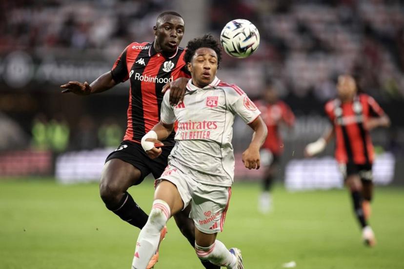 Nice' Senegalese defender #33 Antoine Mendy (L) fights for the ball with Lyon's Belgian forward #11 Malick Fofana (R) during the French L1 football match between OGC Nice and Olympique Lyonnais at the Allianz Riviera Stadium in Nice, south-eastern France on October 18, 2025. Valery HACHE / AFP
