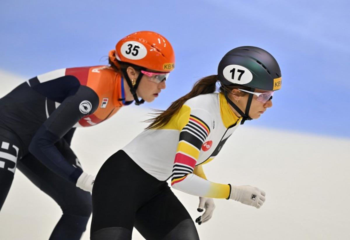 Suzanne Schulting of Netherlands (L) and Hanne Desmet of Belgium (R) compete during the women's 1000m semifinals event at the ISU World Short Track Championships 2023 in Seoul on March 12, 2023. (Photo by Jung Yeon-je / AFP) JUNG YEON-JE / AFP