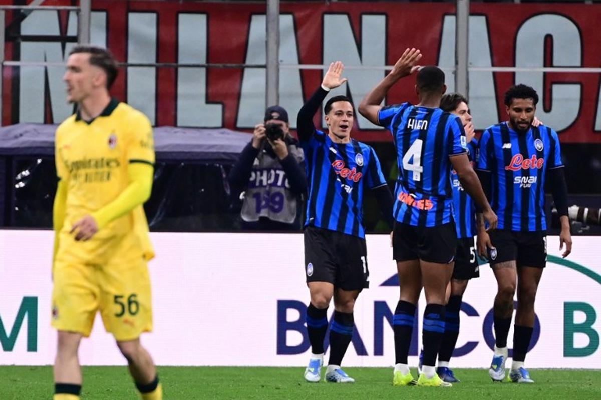 Atalanta's Italian forward #18 Giacomo Raspadori (C) celebrates after scoring his team's third goal during the Italian Serie A football match between AC Milan and Atalanta Bergamo at San Siro Stadium in Milan on May 10, 2026. Piero CRUCIATTI / AFP