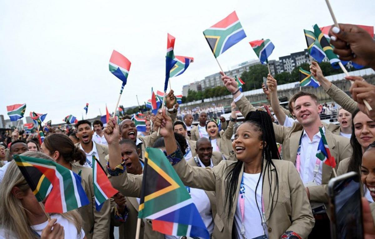 Paris 2024 Olympics - Opening Ceremony - Paris, France - July 26, 2024. Athletes of South Africa cheer with flags ahead of the opening ceremony. Annegret Hilse / POOL / AFP