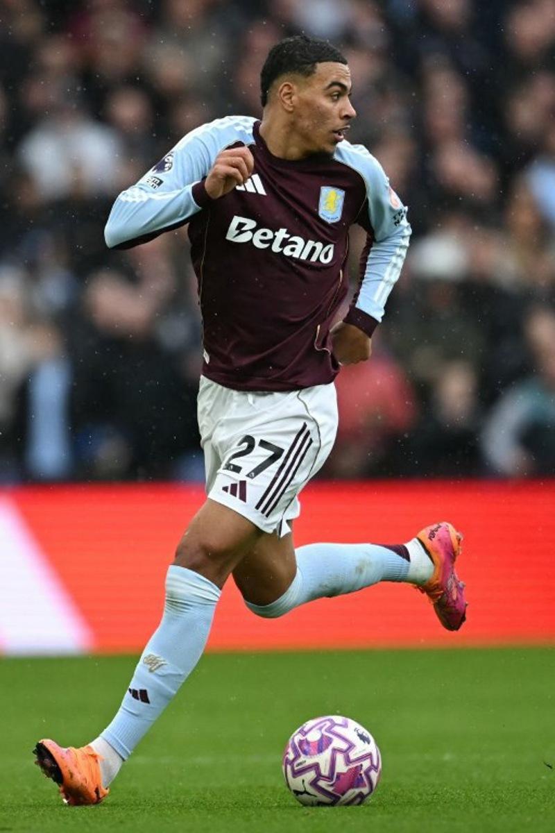 Aston Villa's English midfielder #27 Morgan Rogers runs with the ball during the English Premier League football match between Aston Villa and Manchester City at Villa Park in Birmingham, central England on October 26, 2025. JUSTIN TALLIS / AFP