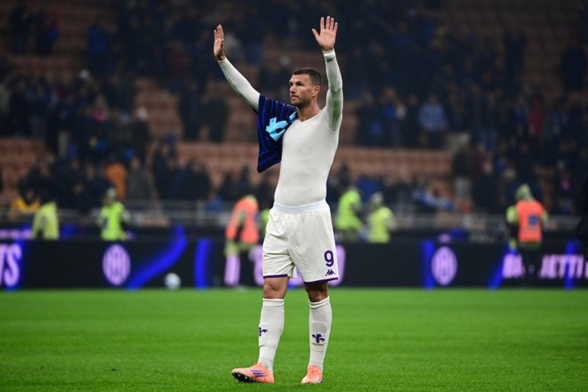 Fiorentina's Bosnian forward #09 Edin Dzeko greets Inter Milan's supporters at the end of the Italian Serie A football match between Inter Milan and Fiorentina at San Siro stadium in Milan, on October 29, 2025. PIERO CRUCIATTI / AFP