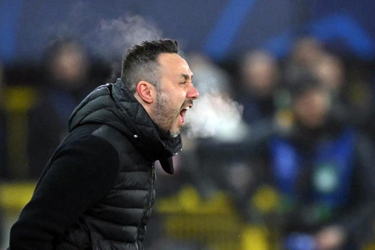 Marseille's Italian head coach Roberto De Zerbi gives instructions to his players during the UEFA Champions League, league phase day 8, football match between Club Brugge KV and Olympique de Marseille, at the Jan Breydel Stadium in Bruges on January 28, 2026. NICOLAS TUCAT / AFP
