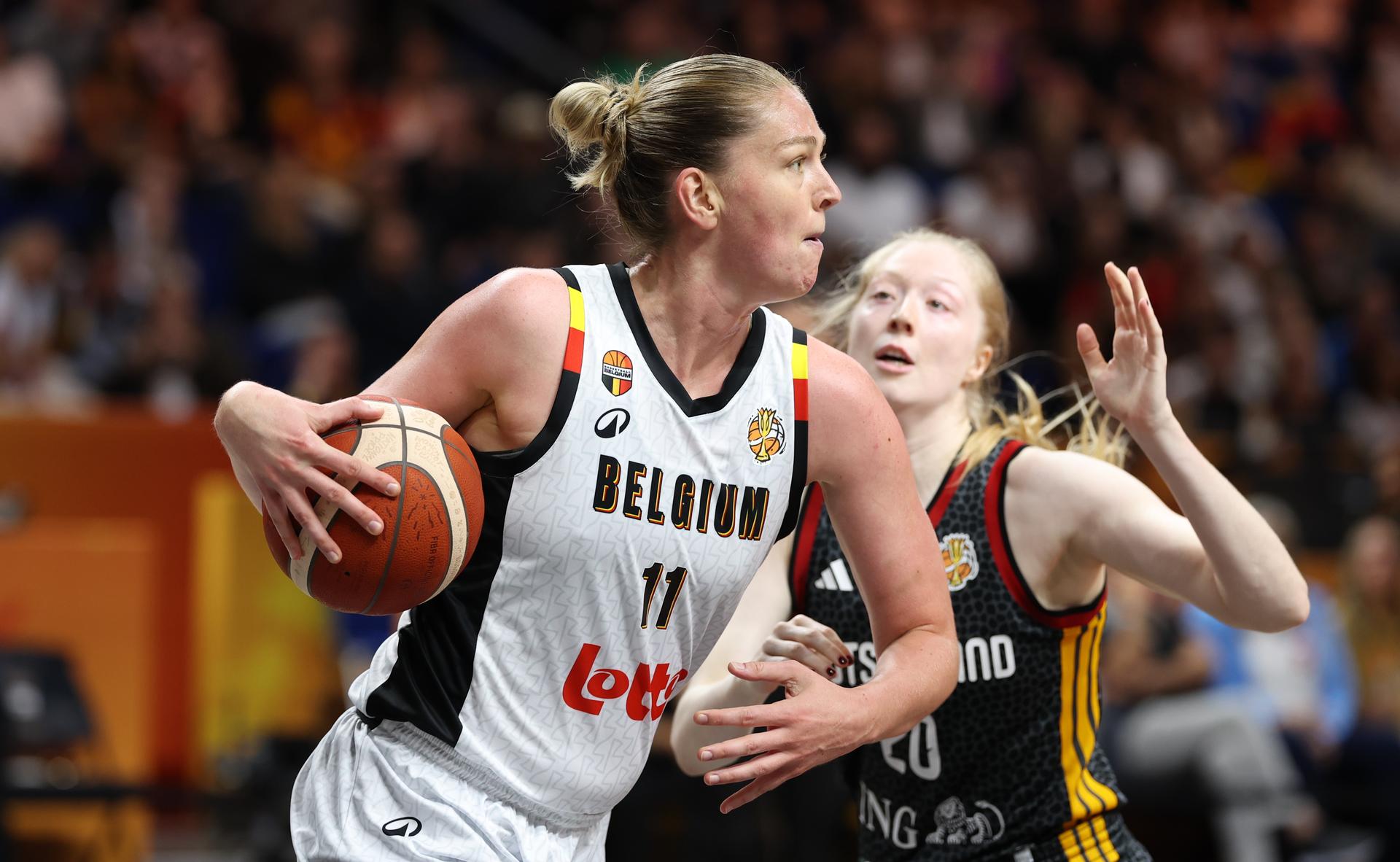 Belgium's Emma Meesseman and Germany's Frieda Bühner fight for the ball during a basketball game between Germany and Belgium national team Belgian Cats, a quarter final game at the FIBA Women's Basketball World Cup, on Thursday 10 September 2026, in Berlin, Germany. The FIBA Women's Basketball World Cup takes place in Berlin from 4 to 13 September 2026. BELGA PHOTO VIRGINIE LEFOUR