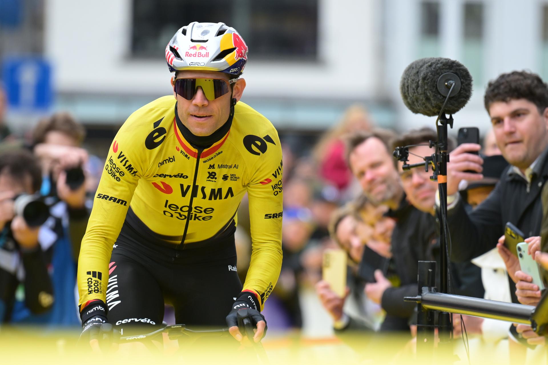 Belgian Wout van Aert of Team Visma-Lease a Bike pictured at the start of the men's race of the 'Ronde van Vlaanderen/ Tour des Flandres/ Tour of Flanders' UCI WorldTour one day cycling race, 278 km from Antwerp to Oudenaarde, Sunday 05 April 2026. BELGA PHOTO DAVID PINTENS