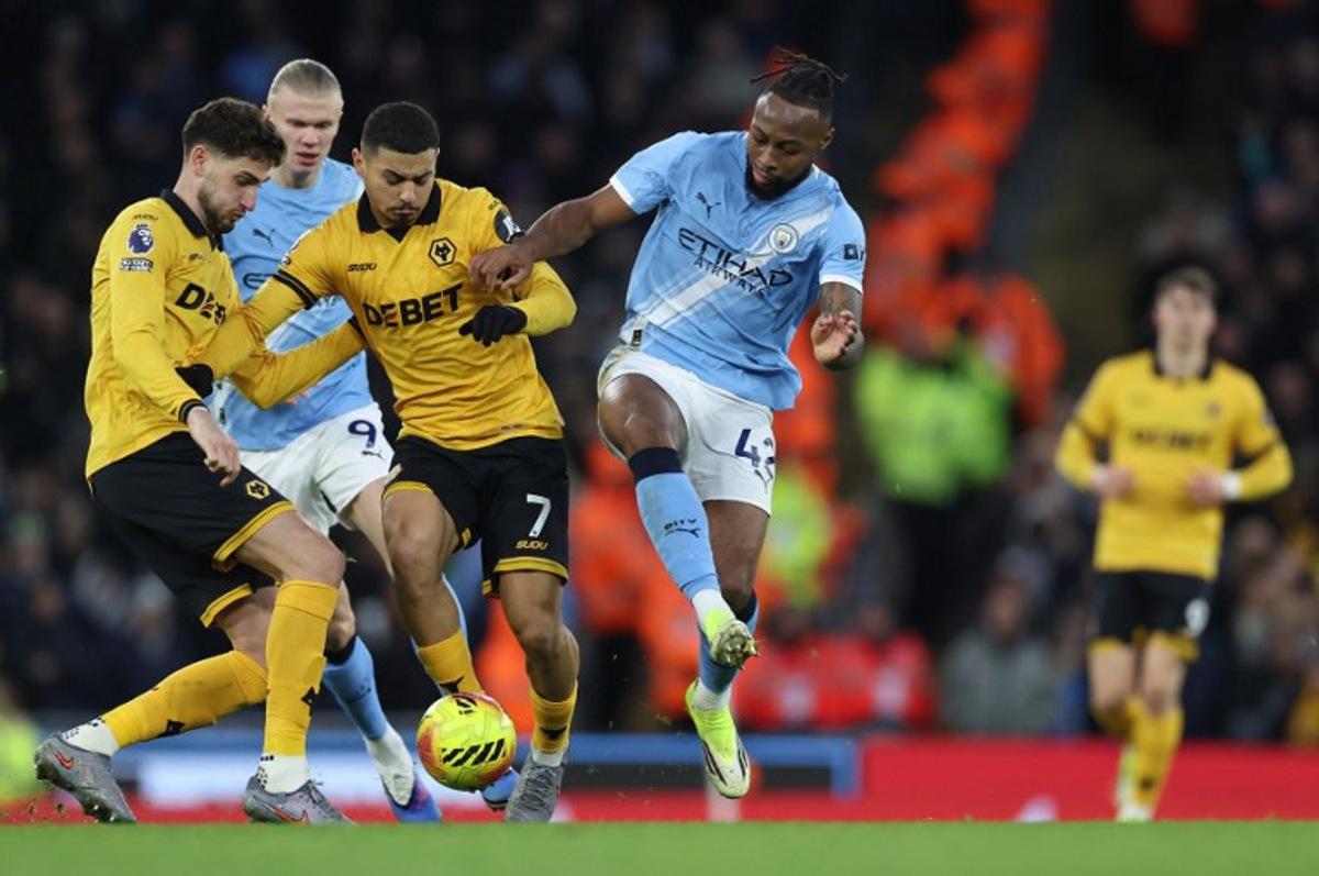 Manchester City's Ghanaian midfielder #42 Antoine Semenyo (C) vies with Wolverhampton Wanderers' Brazilian defender #07 Andre (2L) during the English Premier League football match between Manchester City and Wolverhampton Wanderers at the Etihad Stadium in Manchester, north west England, on January 24, 2026. Darren Staples / AFP