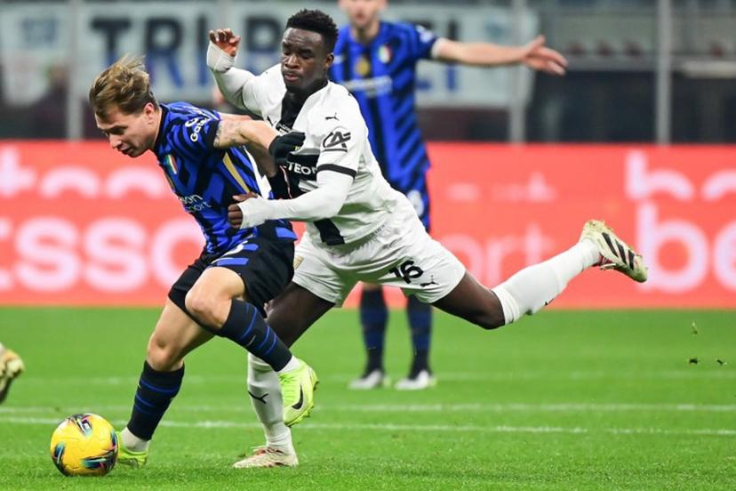 Inter Milan's Italian midfielder #23 Nicolo Barella (L) fights for the ball with Parma's Belgian midlfielder #16 Mandela Keita during the Italian Serie A football match between Inter Milan and Parma at the San Siro stadium in Milan, on December 6, 2024. Piero CRUCIATTI / AFP