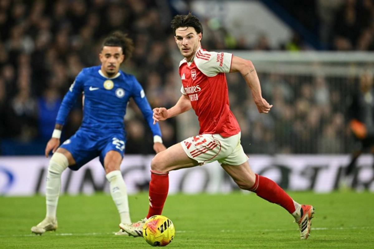Arsenal's English midfielder #41 Declan Rice runs with the ball during the English Premier League football match between Chelsea and Arsenal at Stamford Bridge in London on November 30, 2025. JUSTIN TALLIS / AFP